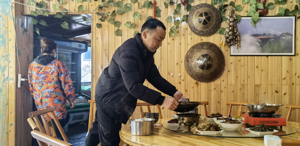 On 28 March 2022, Huang Yong from Happiness Village entertained guests in "Farmhouse".