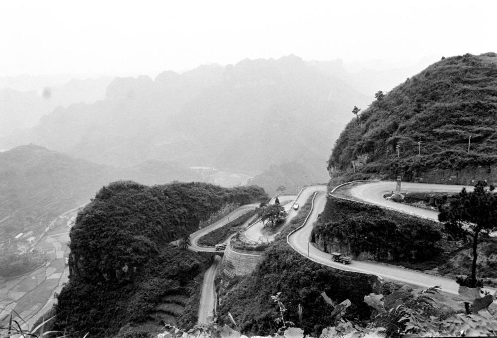My colleague and predecessor Mr. Long Qiyun took a photo of Panshan Highway in Xiaozhai Miao Township in 1985. From this photo, you can see the corner of the "world highway wonder".