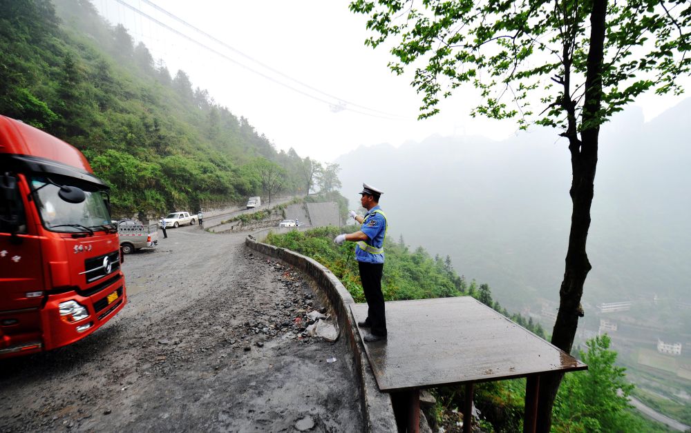 In May 2011, the traffic police diverted traffic on the temporary wooden platform of the Dwarf Zhai Panshan Highway.