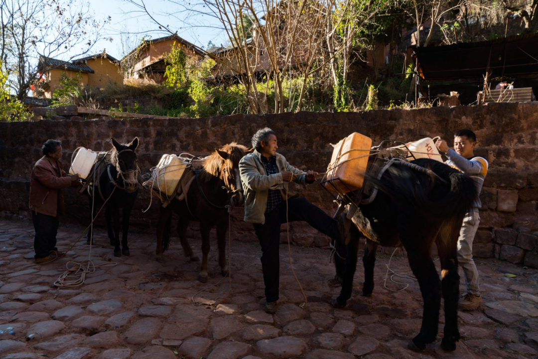 The ancient village of Nuodeng, which is deep in the mountains, has been carrying brine and boiled salt due to inconvenient transportation in the early years. 