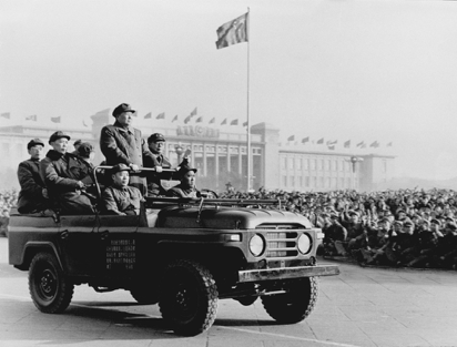 On November 26, 1966, at Tiananmen Square in Beijing, Mao Zedong inspected the Red Guards for the eighth time.