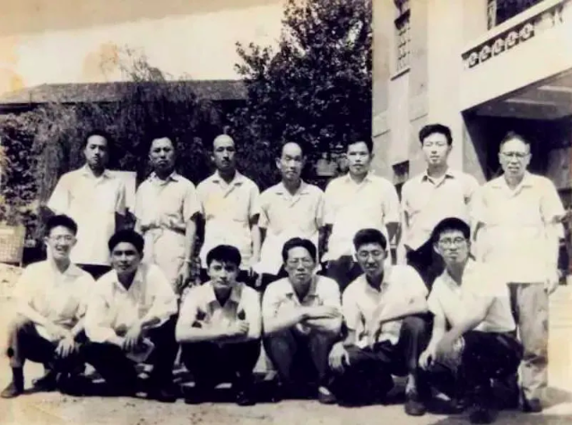 In 1969, the font design room of the Shanghai Institute of Printing Technology took a group photo. 