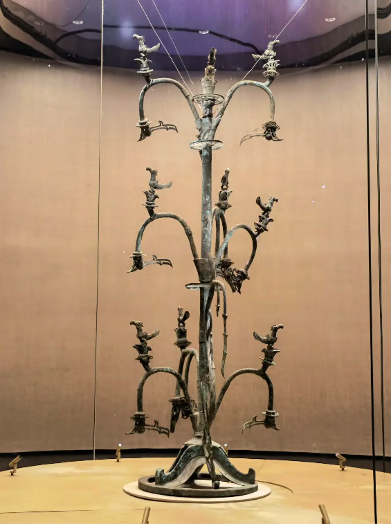 The famous bronze tree is photographed in the new museum of Sanxingdui Museum. Xinhua News Agency