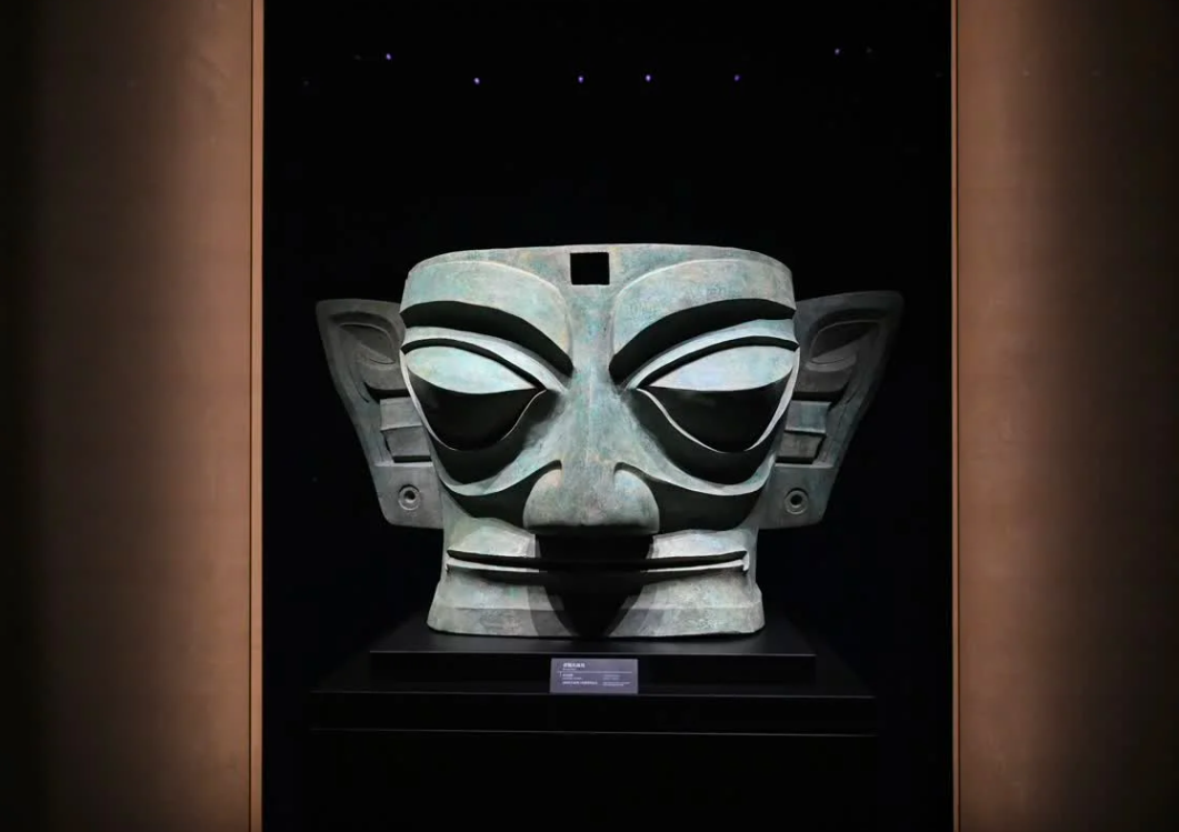 This is a bronze mask photograph in the new museum of the Sanxingdui Museum. Xinhua News Agency