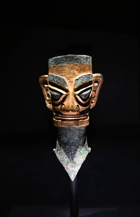 This is the bronze portrait with a gold mask in the new Sanxingdui Museum. Xinhua News Agency